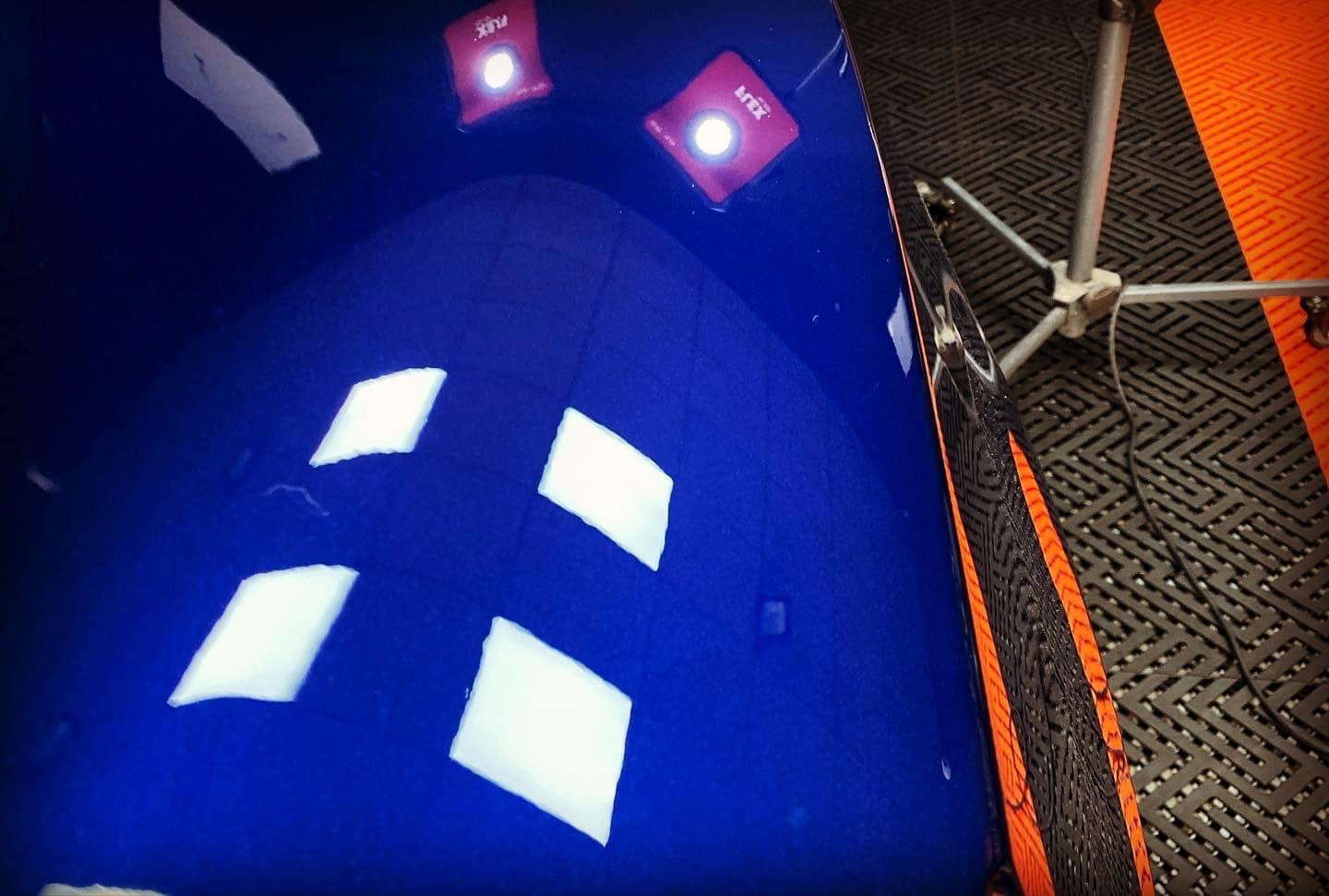 Polissage Stage 2 Detailing voiture bleu correction des défauts liés au kilométrage et aux lavages aux rouleaux