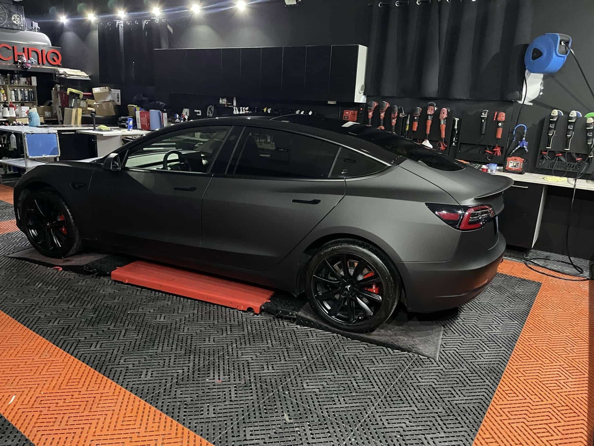 Covering automobile professionnel - Tesla personnalisée dans notre atelier en Alsace