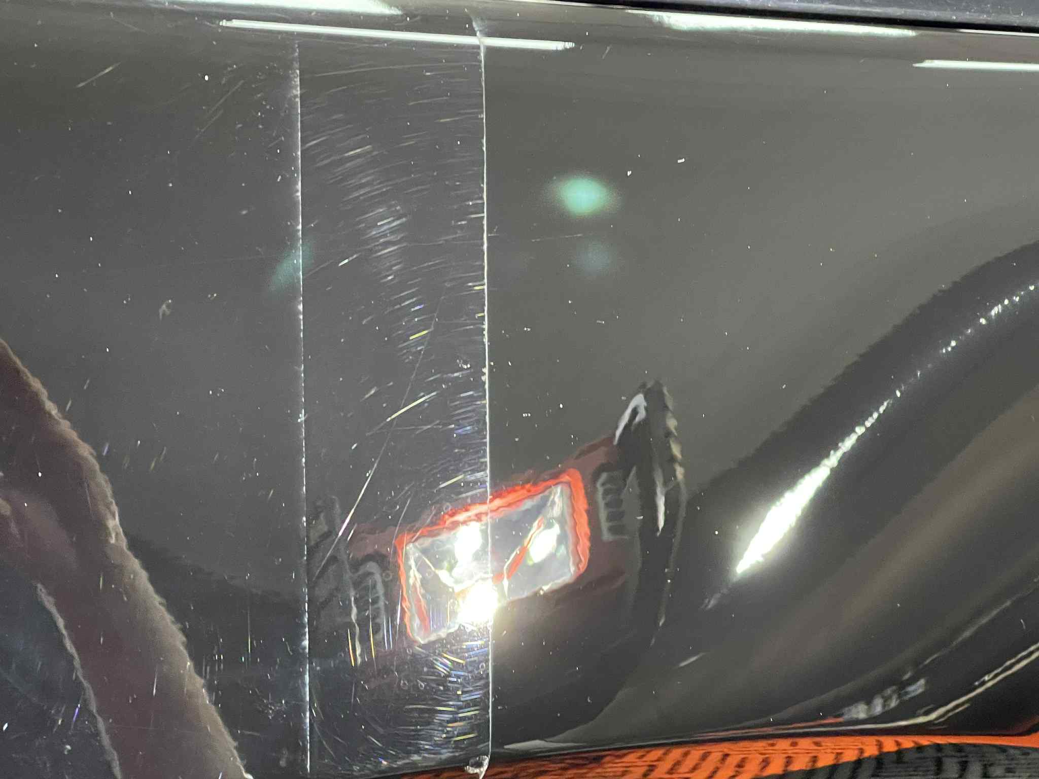 Gros plan sur la correction des microrayures par polissage sur carrosserie